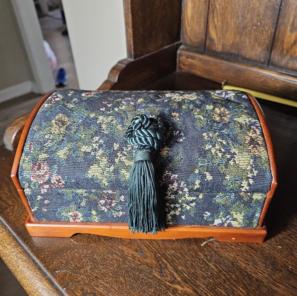 Beautiful Vintage Cross Stitch Floral Wood Tassel Jewlery Box. - Picture 2 of 14